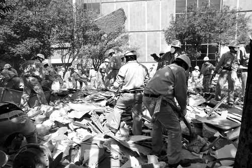 Remoción de escombros en el complejo administrativo B2 de la Torre de Pemex, el primero de febrero de 2013Foto Carlos Ramos Mamahua