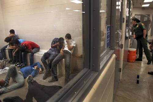Indocumentados permanecen en la estación migratoria de McAllen, Texas, en espera de ser deportados; desde octubre más de 57 mil menores han sido aprehendidos en su intento por llegar a EU Foto Reuters
