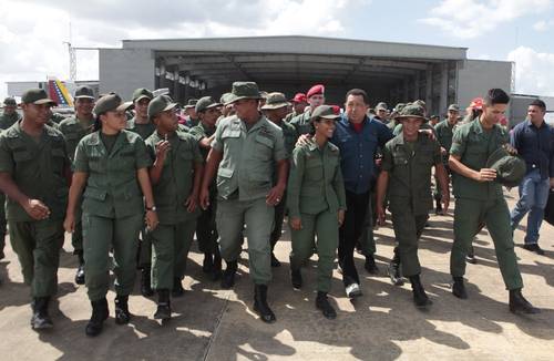 El presidente venezolano Hugo Chávez, acompañado por militares, durante una visita a la base de El Sombrero, en el estado de Guarico, 322 kilómetros al sur de Caracas, el miércoles 18 de julioFoto Reuters