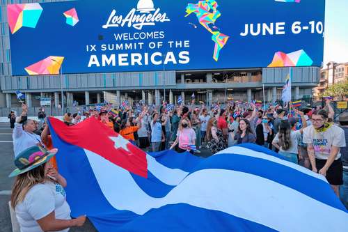 En la imagen, protesta por exclusión de Cuba.Foto Afp