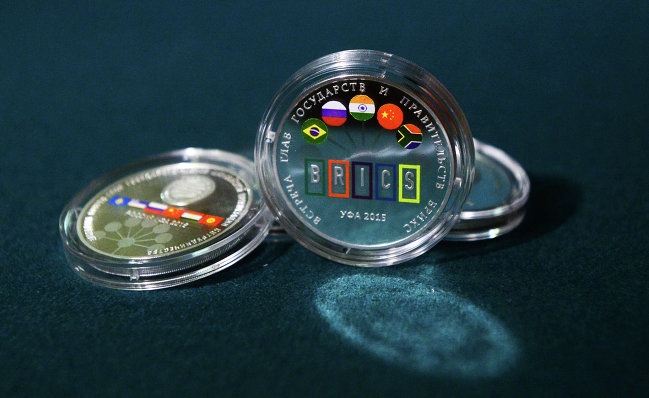 De la desdolarización a la yuanización y a la “divisa BRICS”: multipolaridad de las divisas
