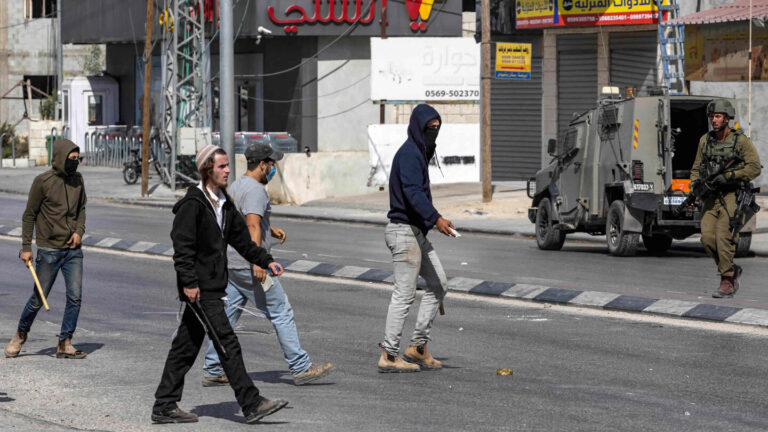 Vandalización de colonos enmascarados israelíes: partitura de limpieza étnica en Cisjordania